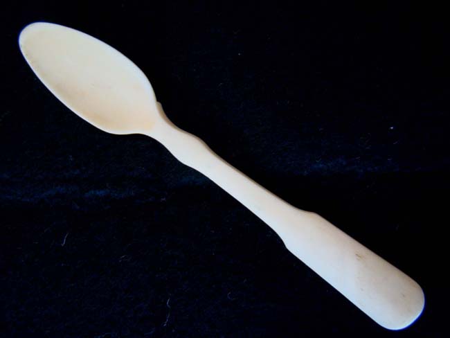 A single sailor carved bone 'fiddle' pattern teaspoon circa 1820-1850 — image 2